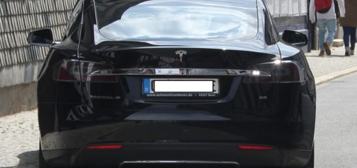 Tesla auf Gehweg